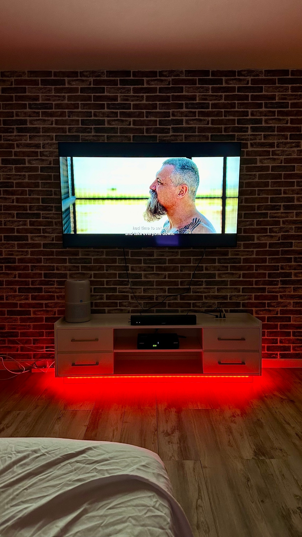Awesome Apartment W/ 80” Smart TV & Surround Sound