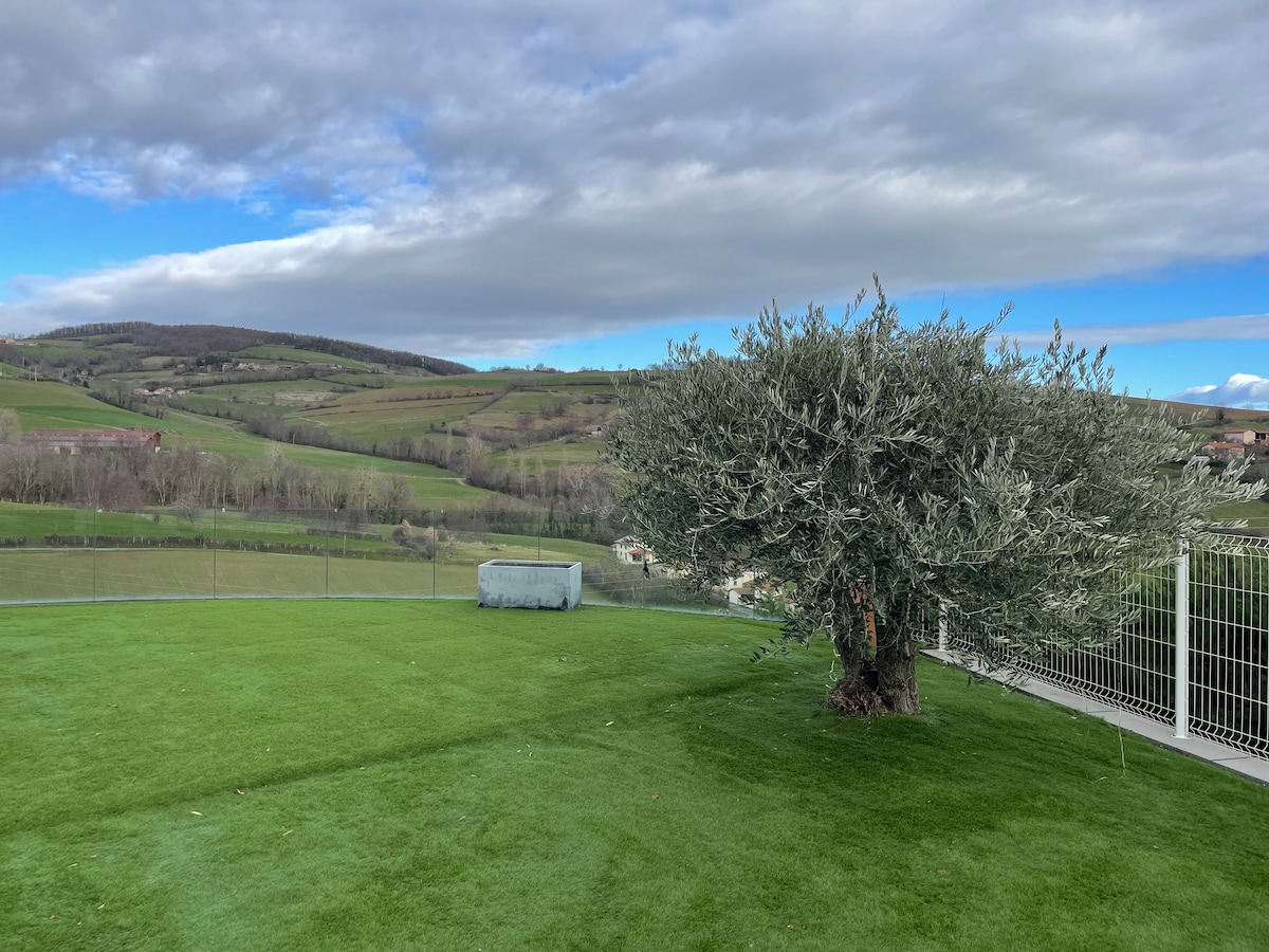 Maison et piscine chauffée, vue Monts du Lyonnais