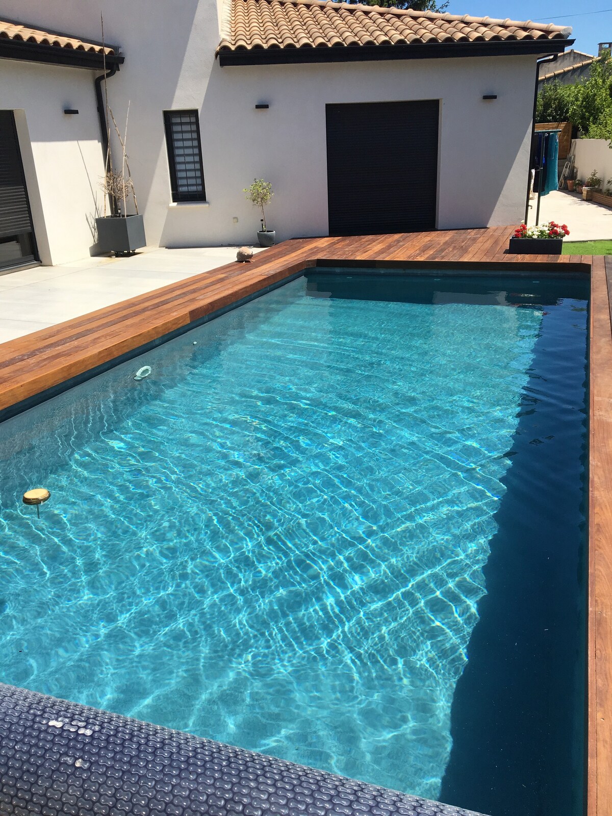 Grande villa contemporaine avec piscine