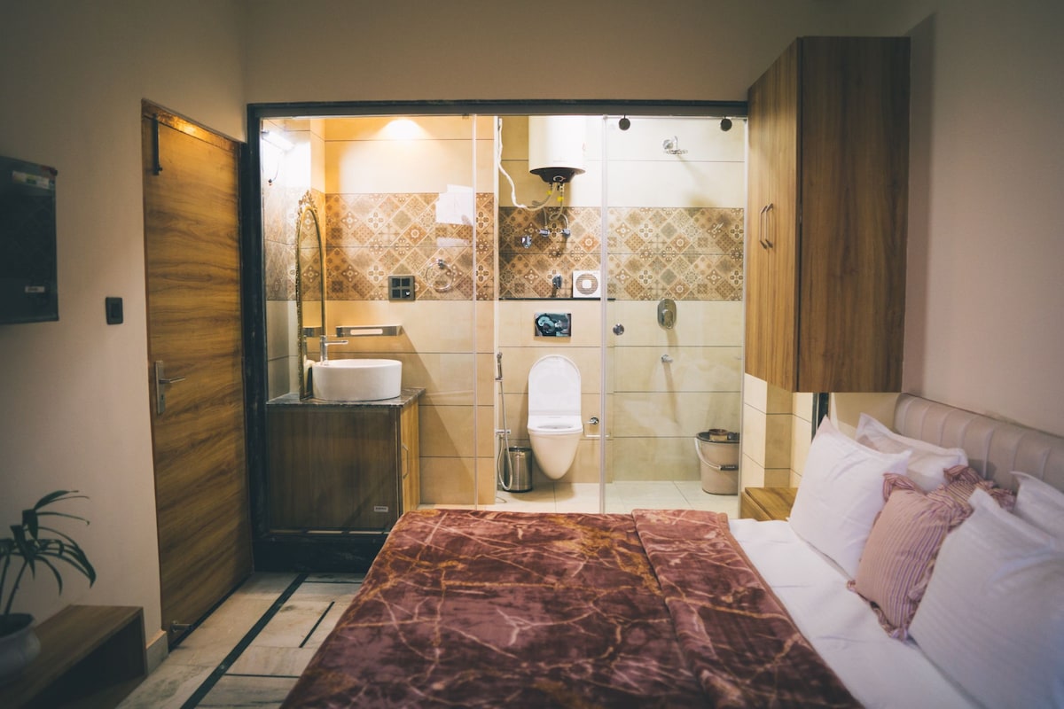 Luxury Bay Window Room
With Modern Glass Bathroom