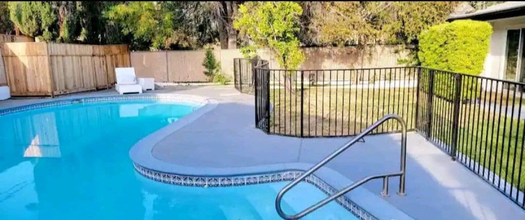 Spacious 4/2, gated Pool, Wi-fi, Private Garage