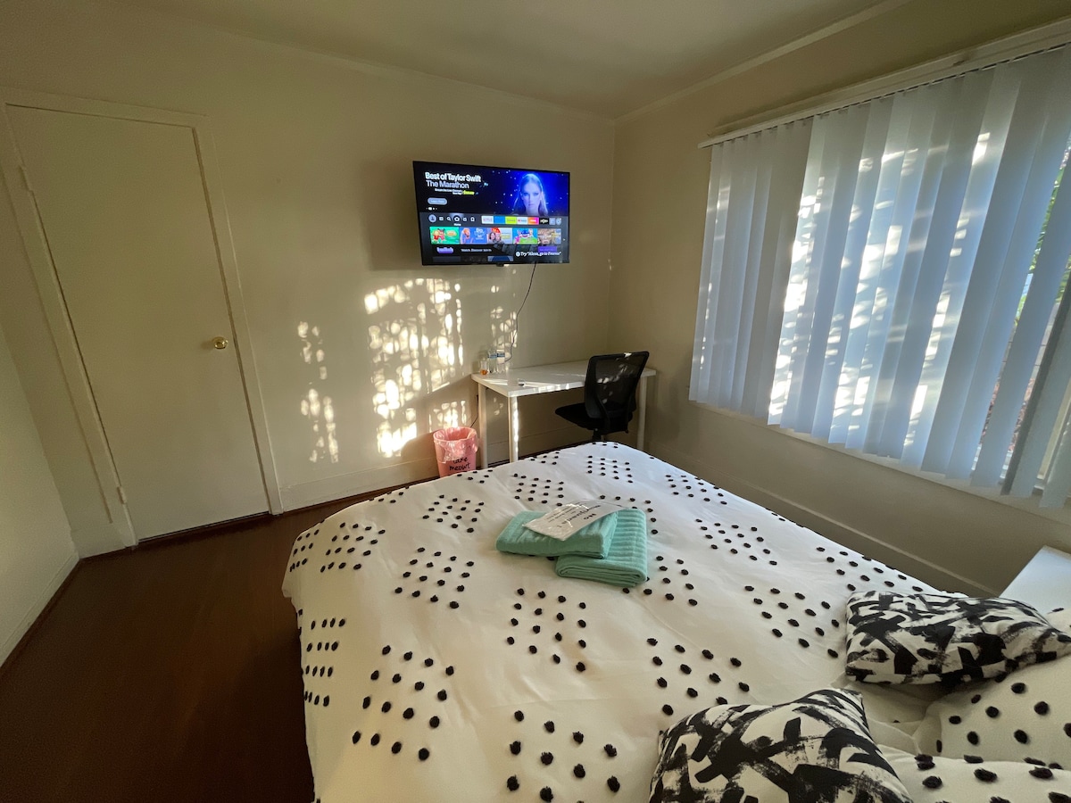 Sunny #G/queenbed/private TV/near Universal studio