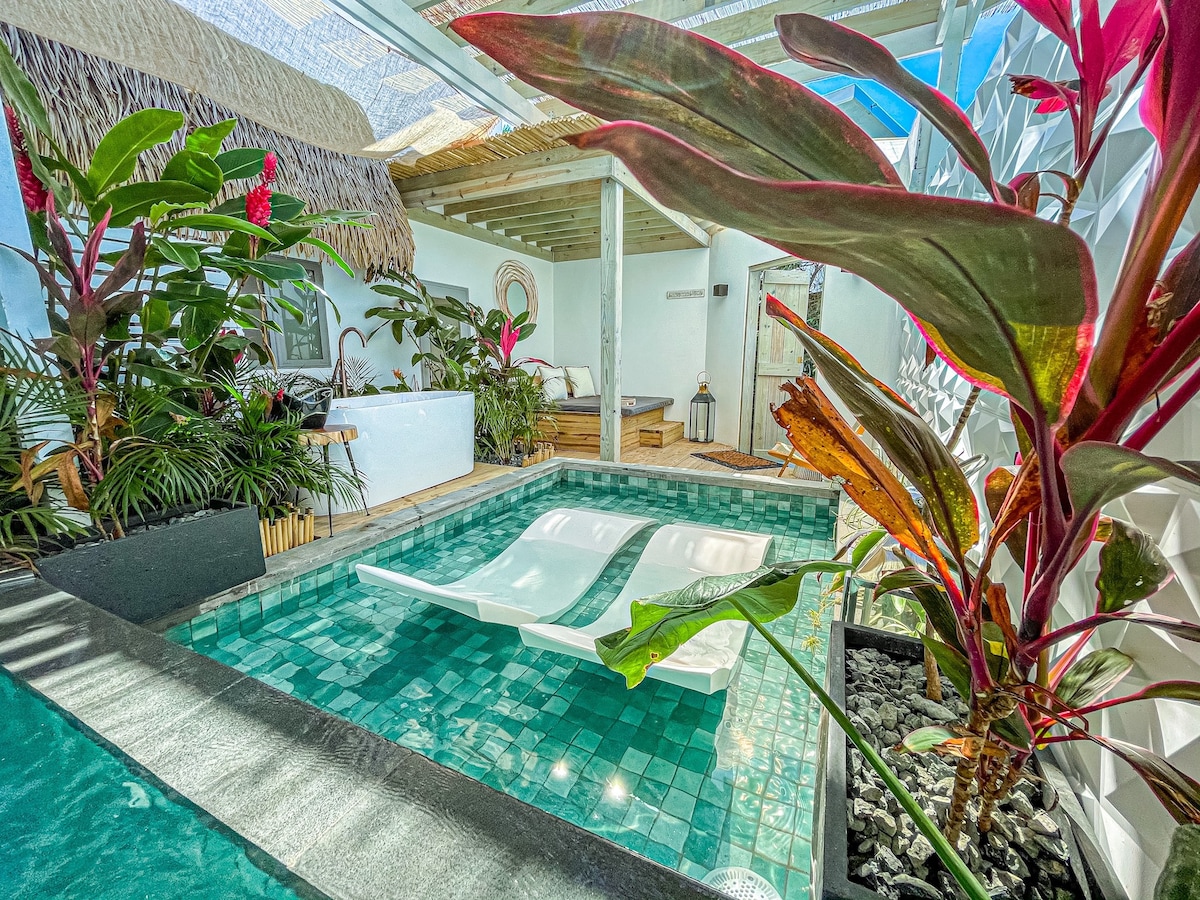 Private pool suite with exterior jungle tub