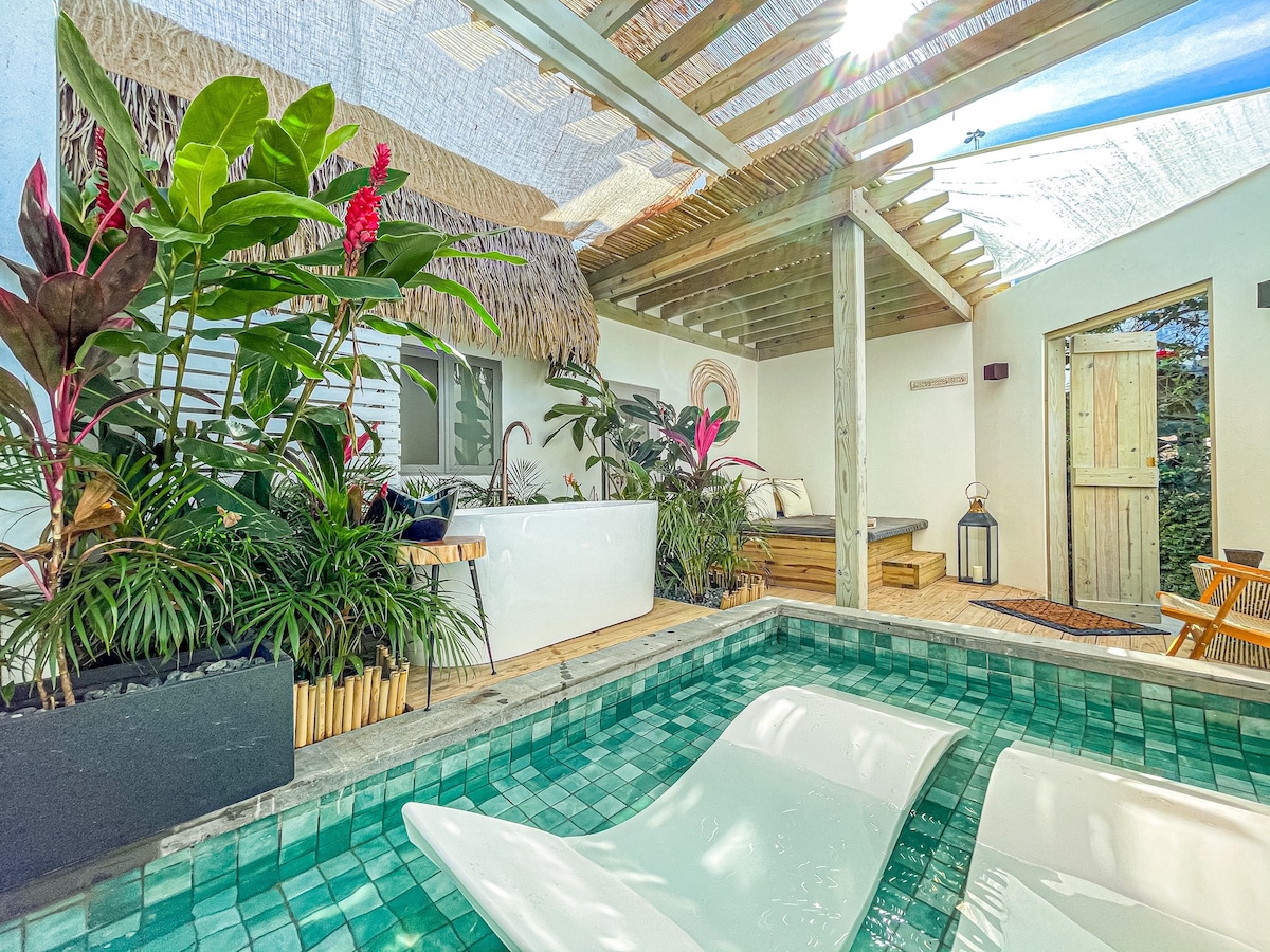 Private pool suite with exterior jungle tub