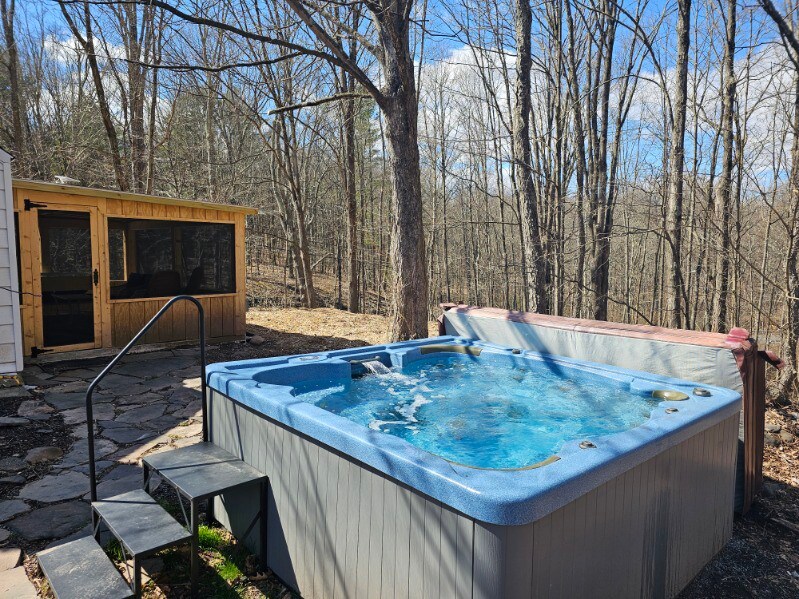 Cottage w pool, hot tub 15 min to Windham