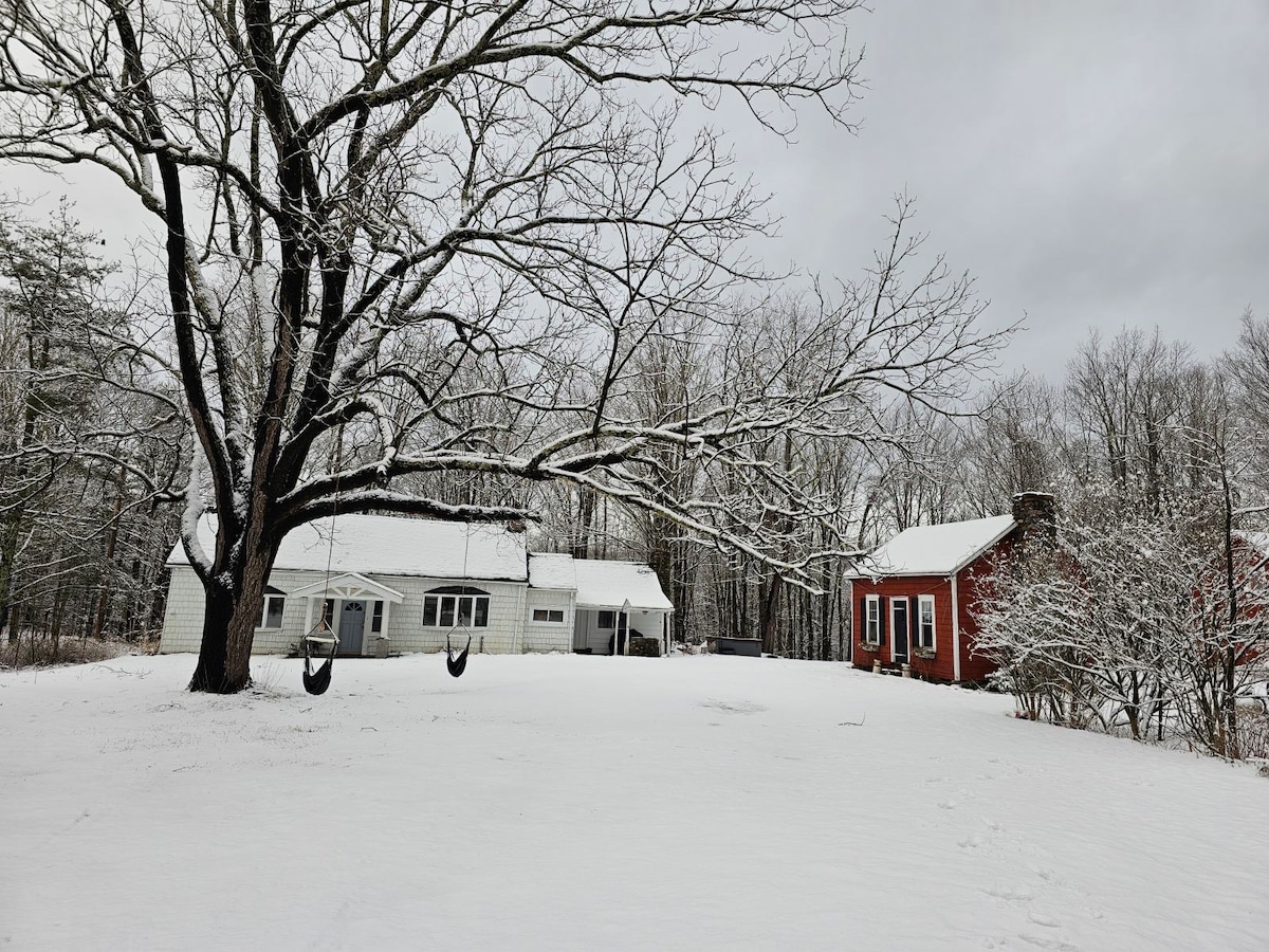 Cottage w pool, hot tub 15 min to Windham