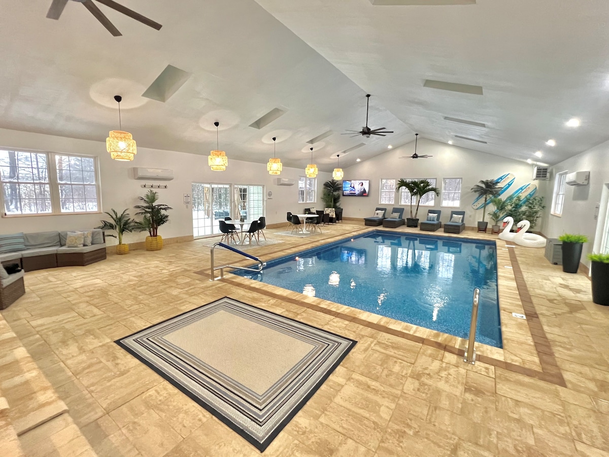 Private-Heated pool near all Attractions Fireplace