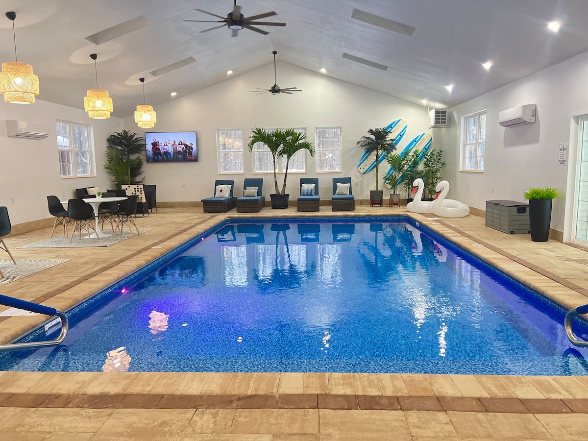 Private-Heated pool near all Attractions Fireplace