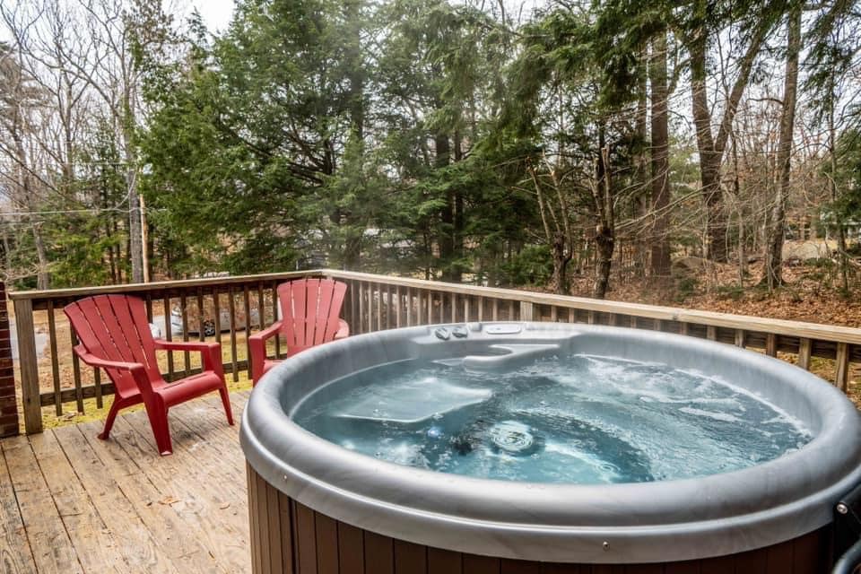 North Conway Home | Hot Tub + Game + Music Rooms