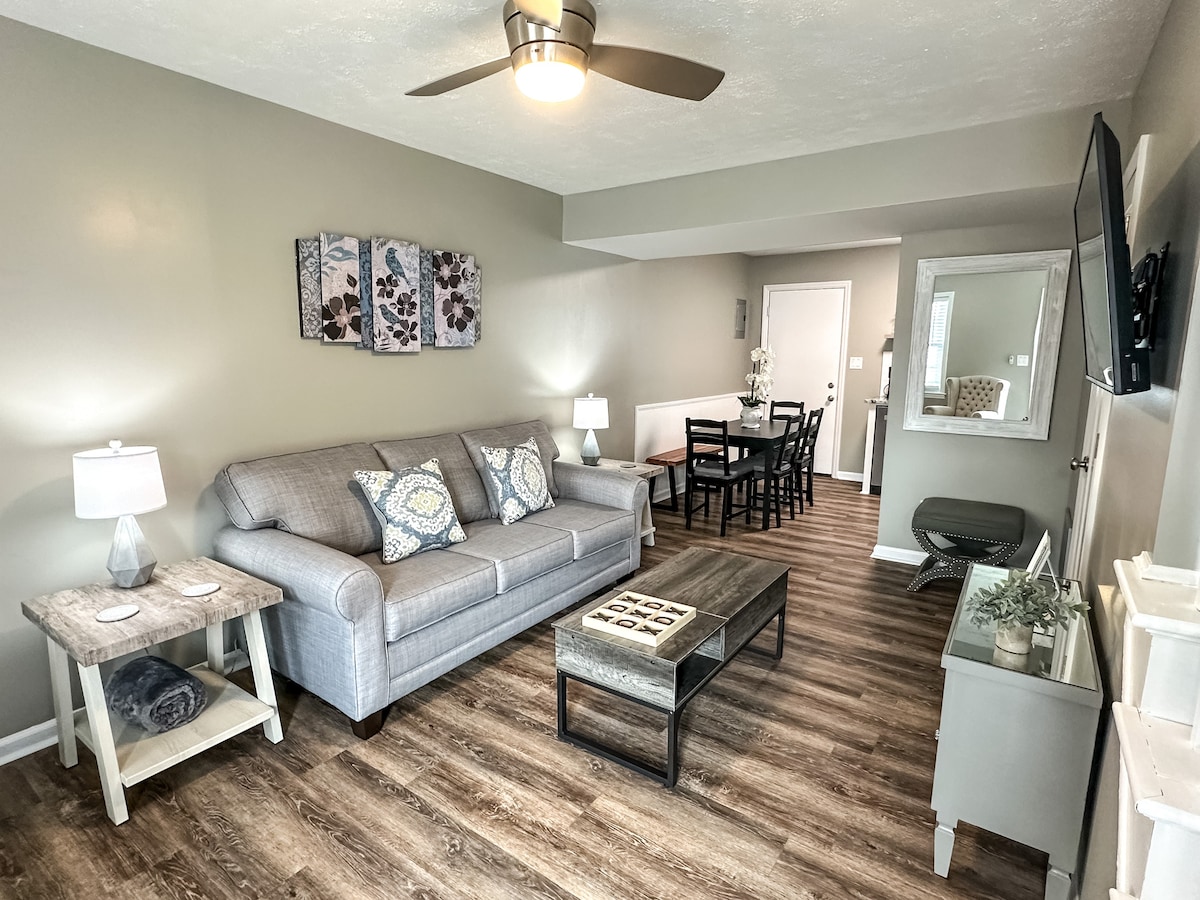 “Triple C” Condo: clean comfy close to everything!