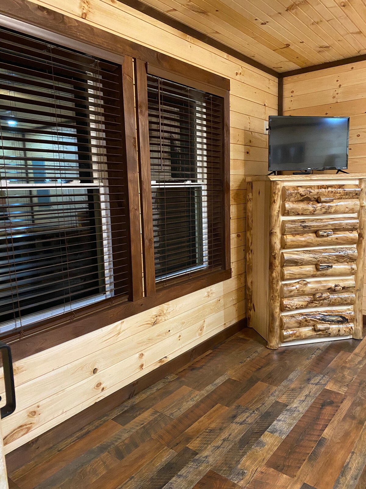 Lakeside Cabin hot tub near Ark