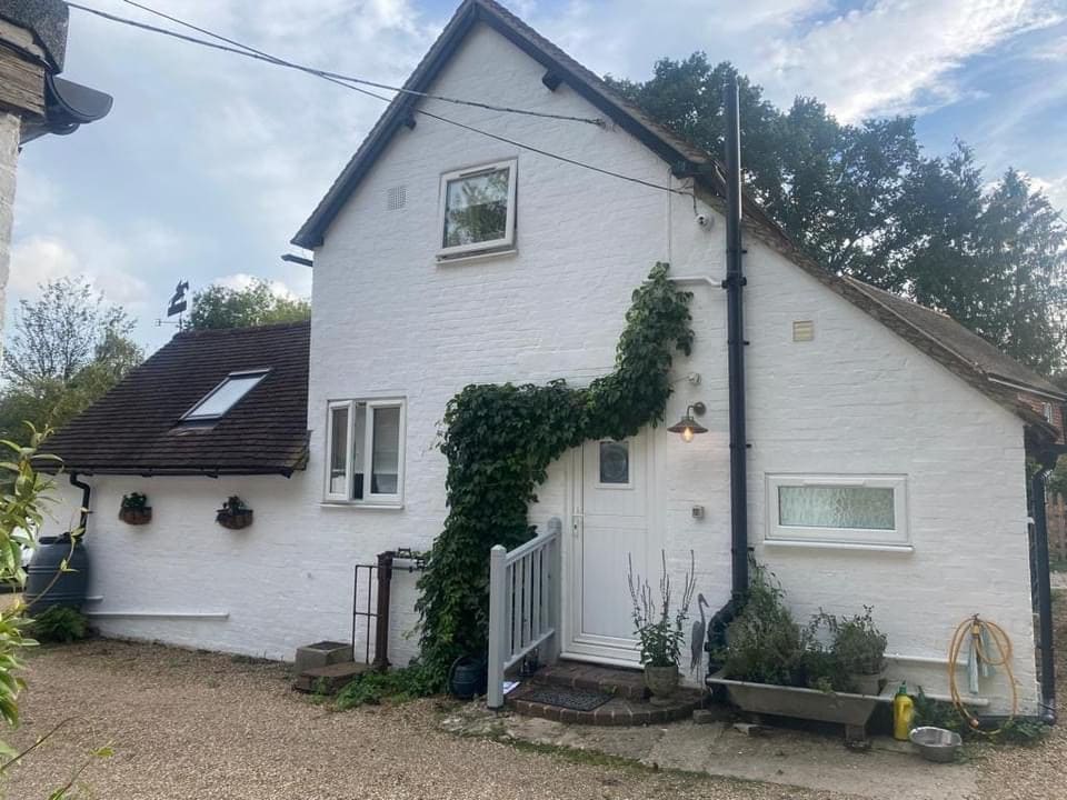 Lovely Converted Stable Cottage near Pooh Bridge
