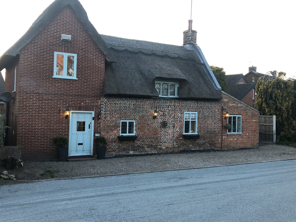 Cosy thatched Norfolk cottage