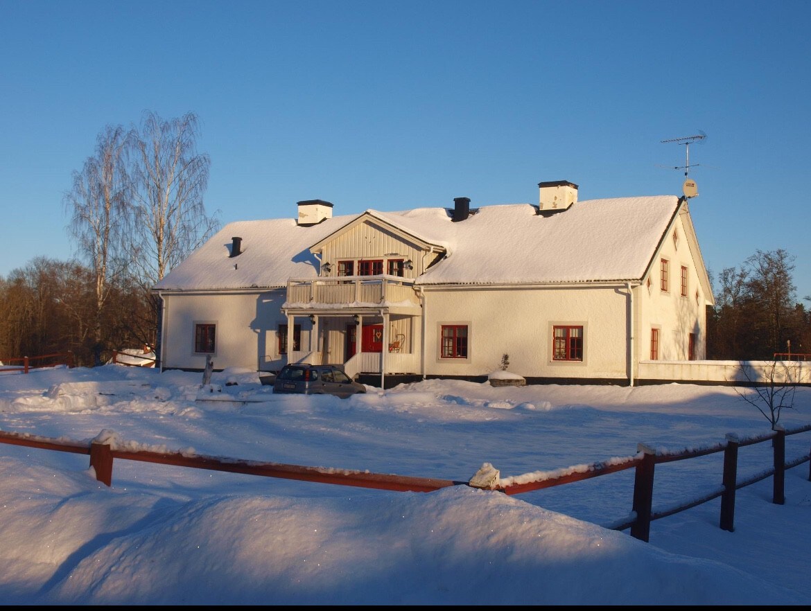 Stort hus för 12 i lantlig miljö, nära Askersund