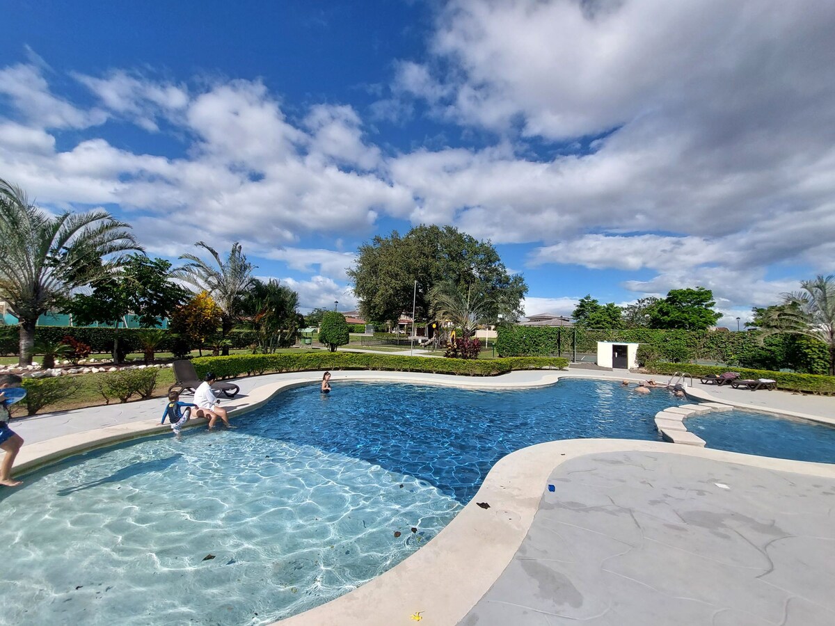 Tucán: Habitación + piscina, 10 min de aeropuerto