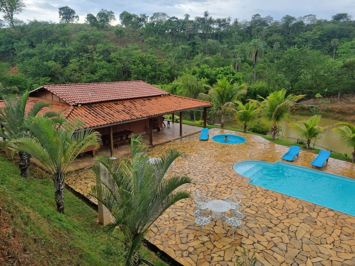 sitio com piscina e lagoa