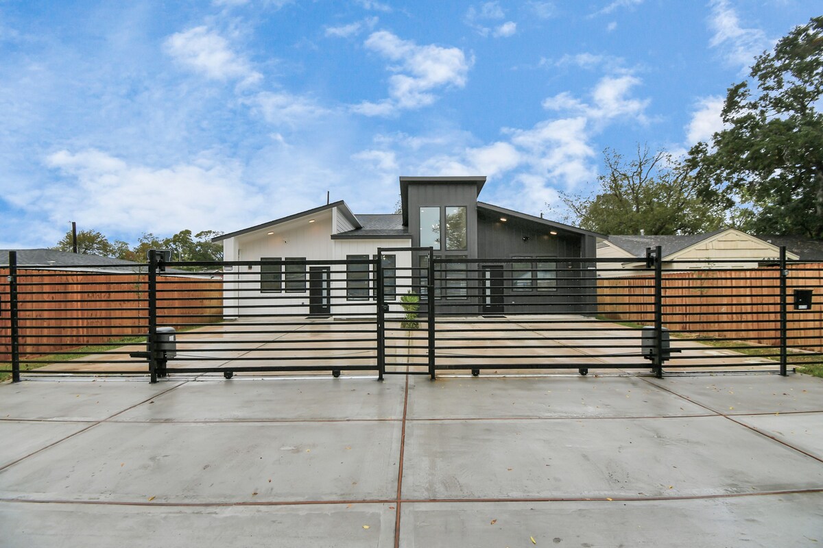 New! Modern 3BR/2BA Near Downtown|Foosball/Netflix