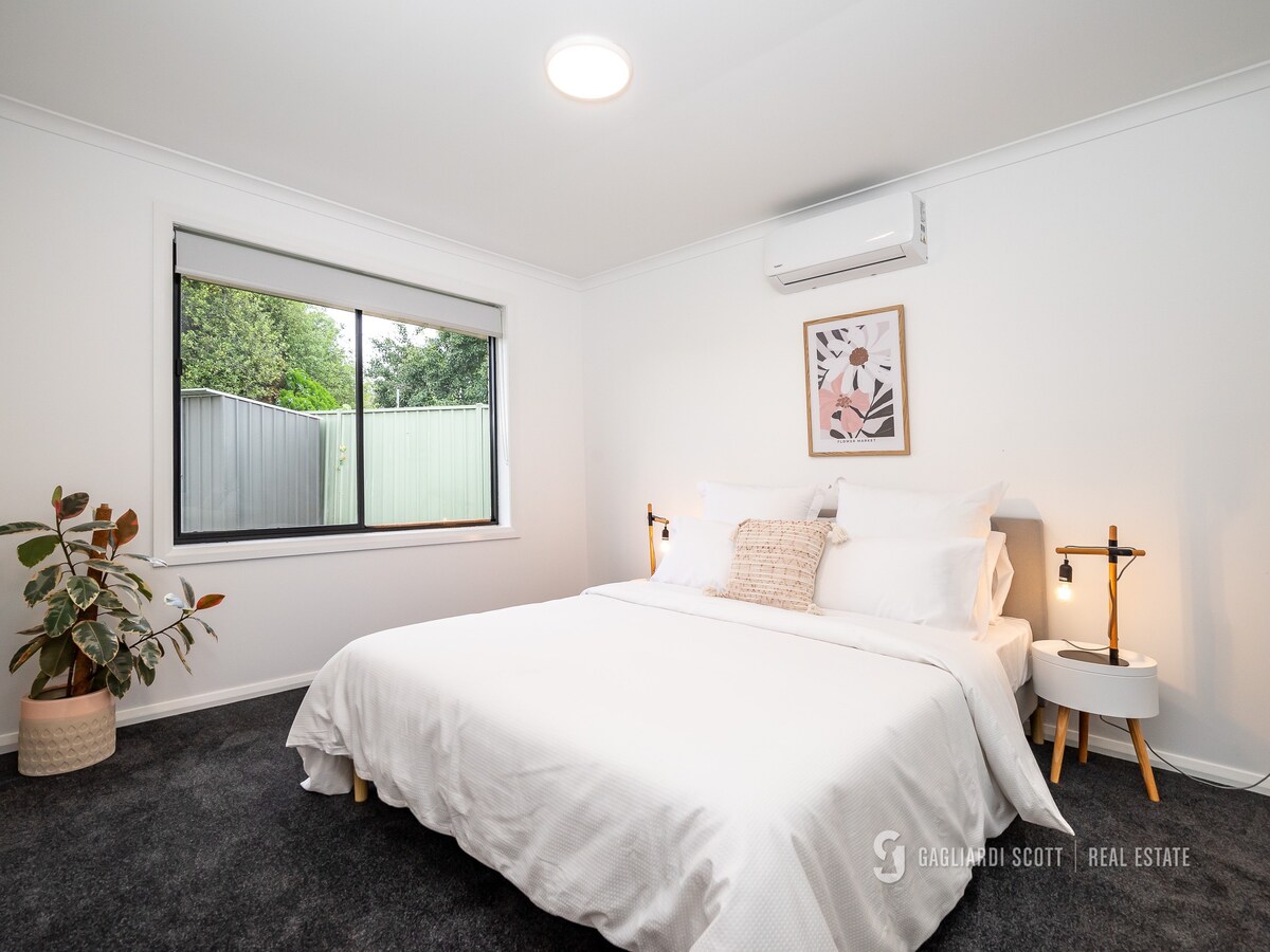 Shepparton Escape: Chic 3BR near Lake