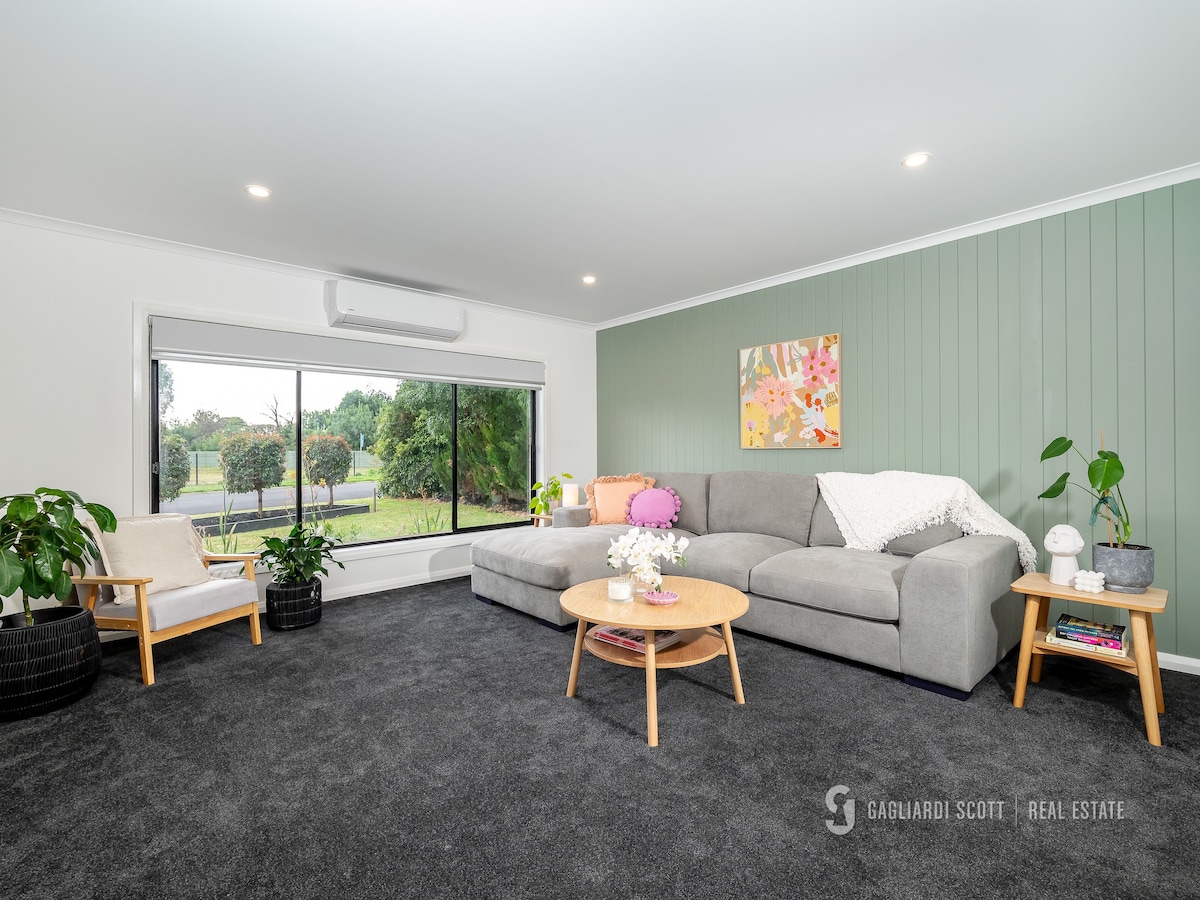 Shepparton Escape: Chic 3BR near Lake