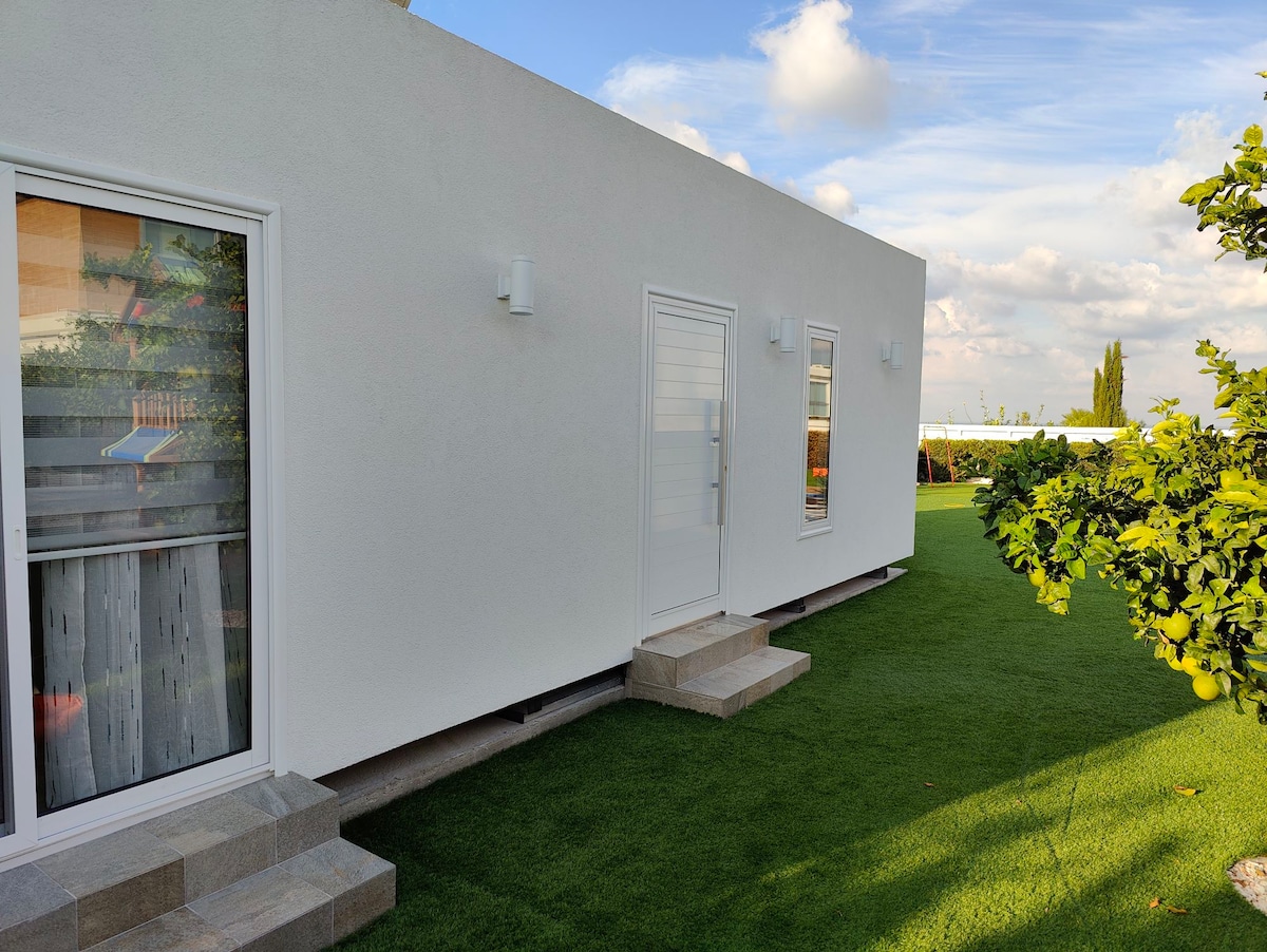 Tiny House with sea view, private pool & car