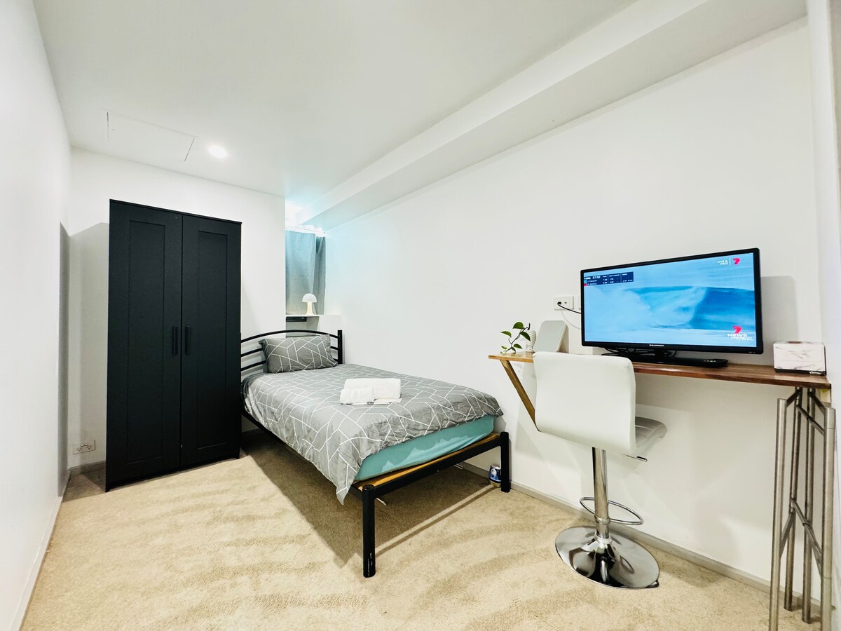 Private room2, 7 mins walk to SkyBus/Exhibition Ce