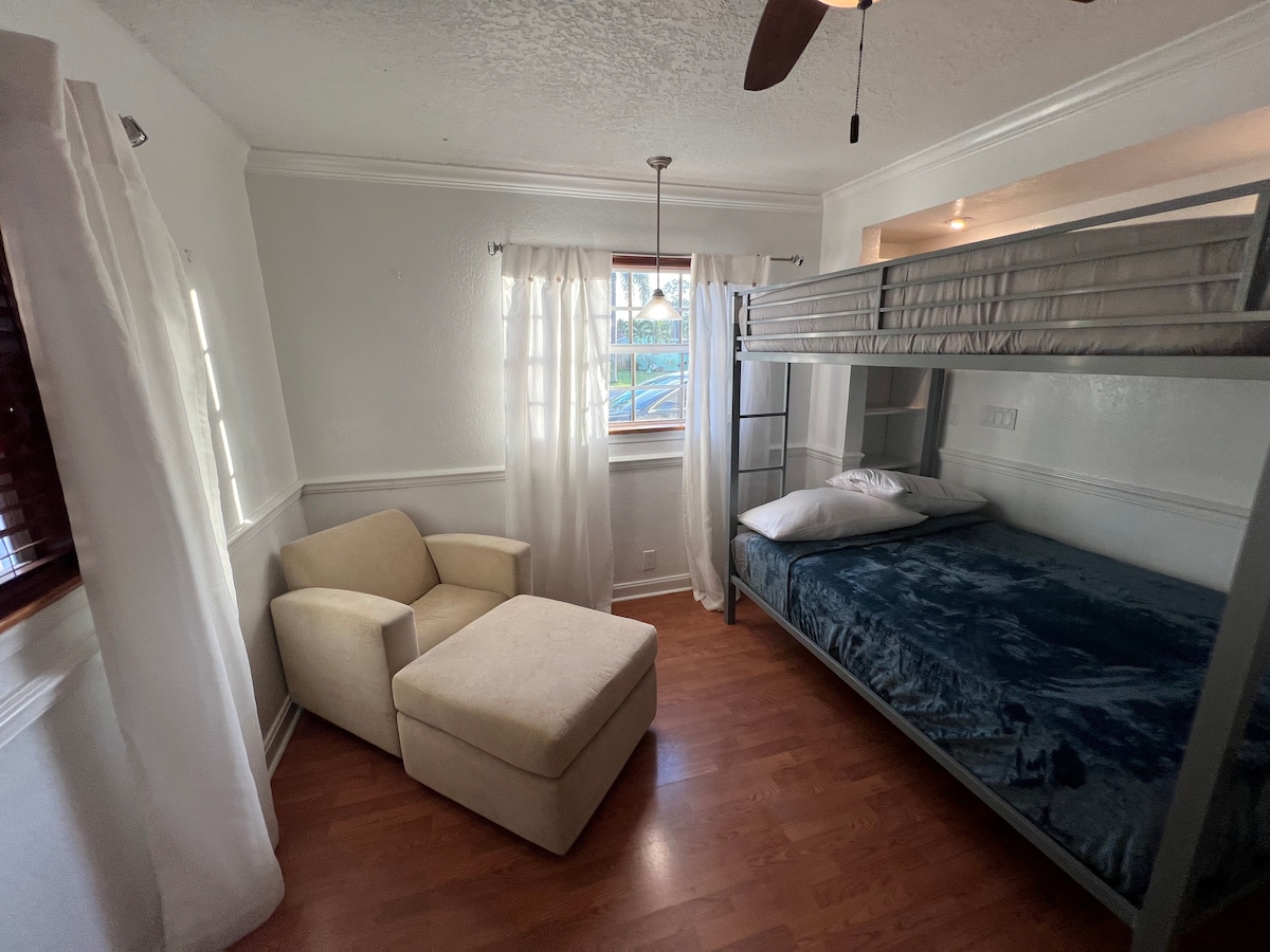 Cozy large room w/ Hot tub/ perfect location