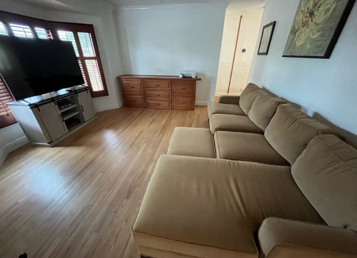 Cozy large room w/ Hot tub/ perfect location