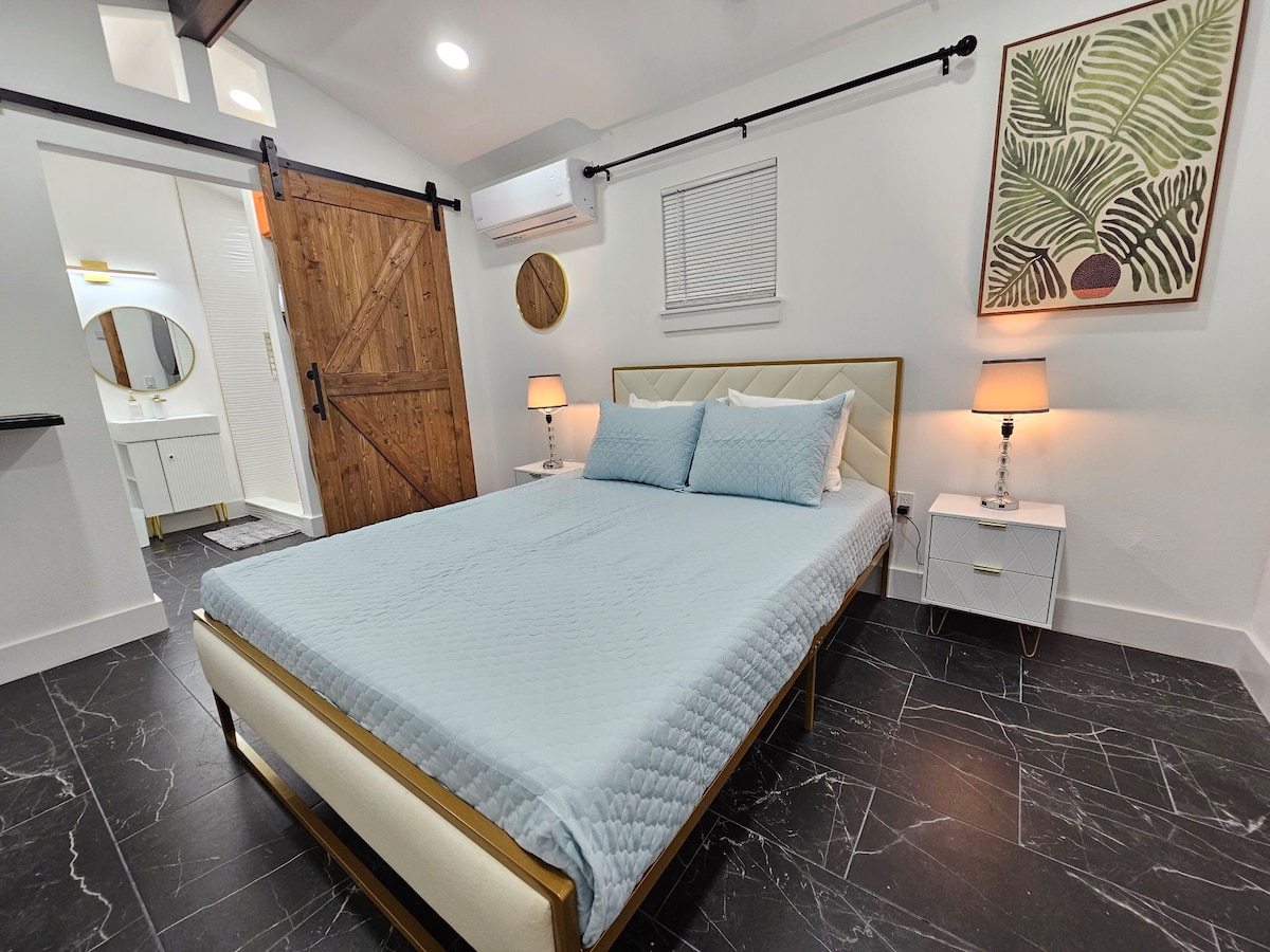 Comfy Tiny Home @WP. Large Private Deck+Queen bed