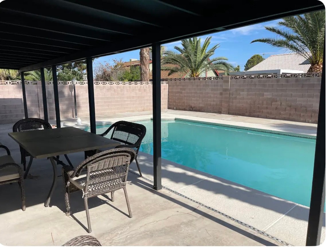 Only 2 miles to Airport / Strip w/pool Spacious