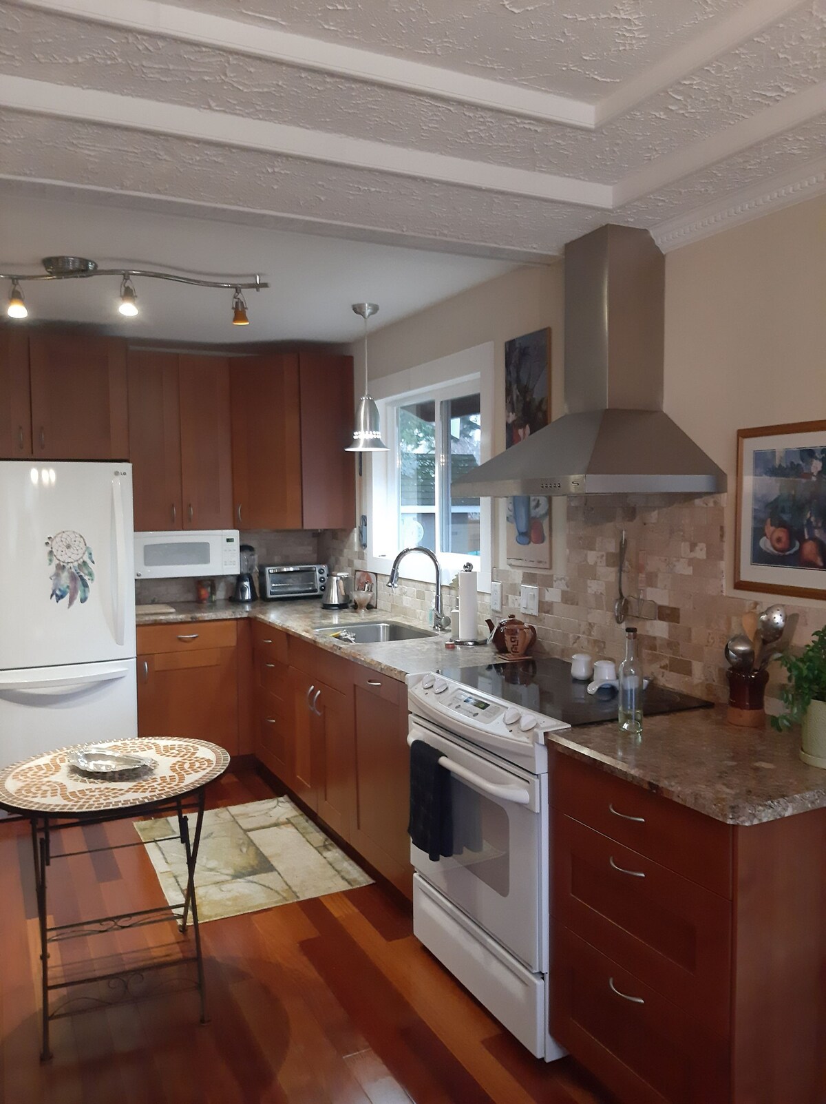 Peaceful, central, renovated kitchen