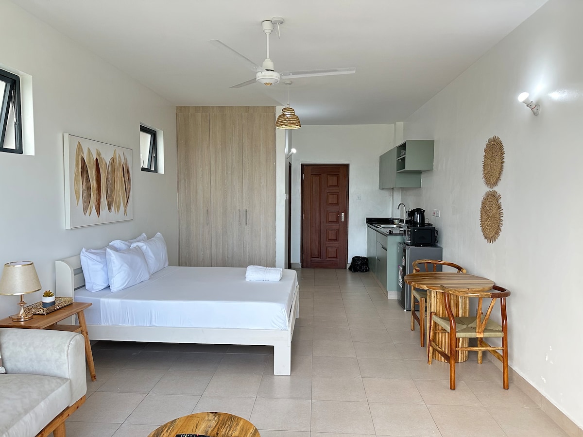 Studio, AC, Hot water, Pool,WiFi near beach-Shanzu