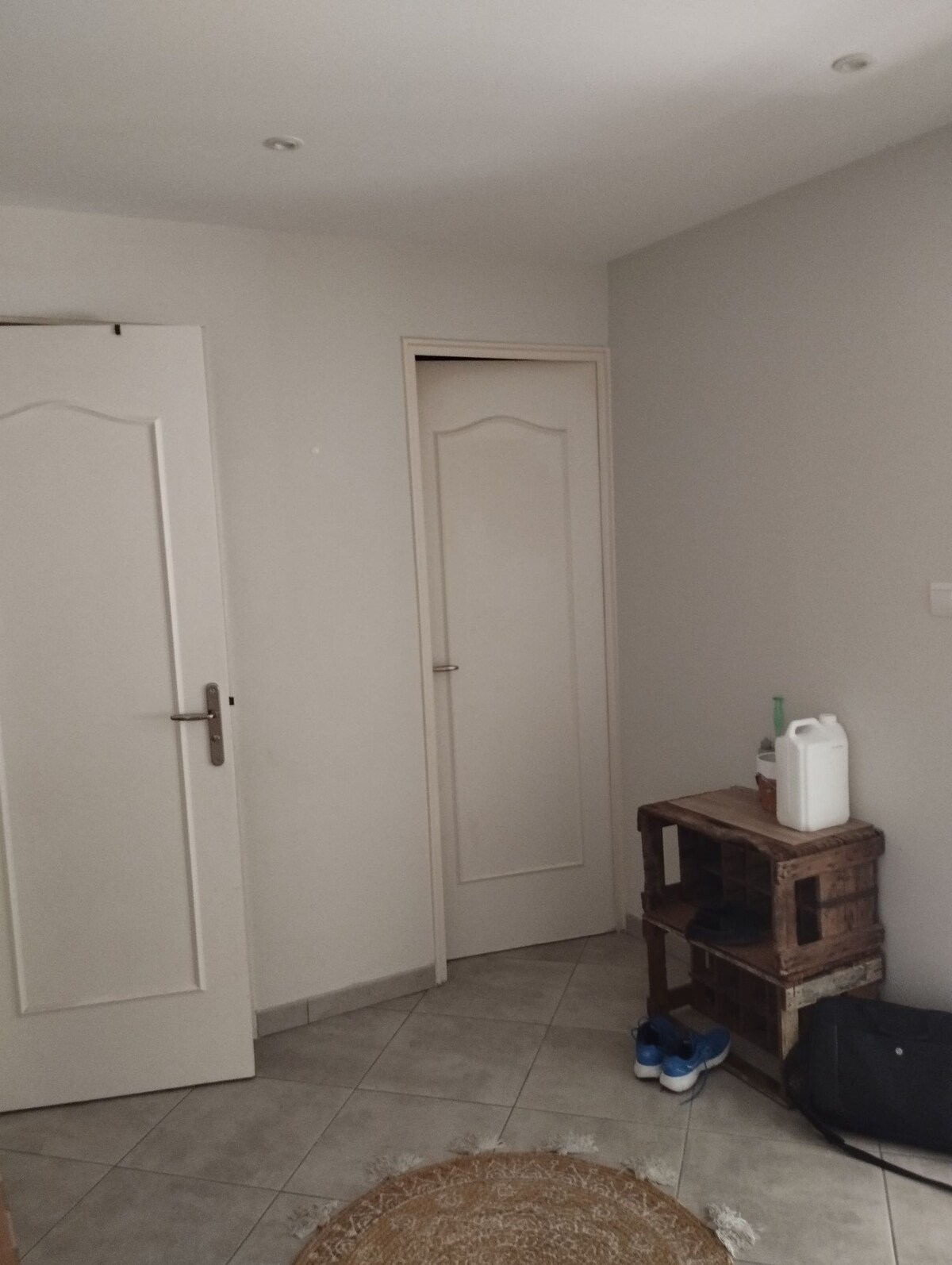 Une chambre dans un appartement