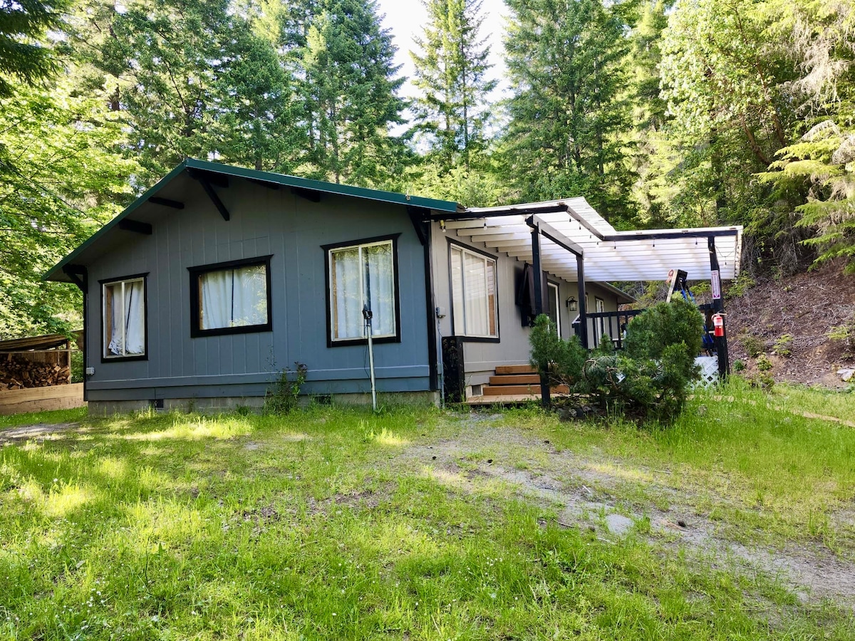 Lakefront Cabin Retreat *Breakfast Included*