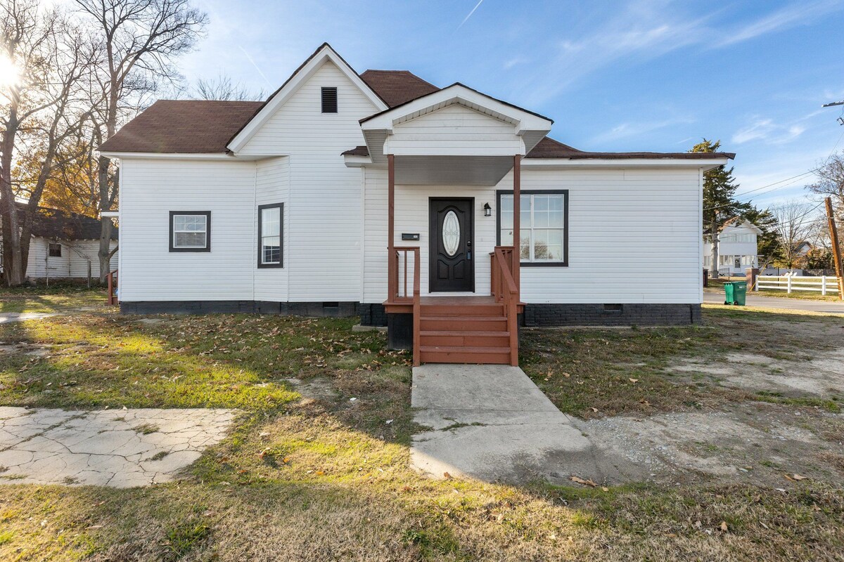 Cozy Downtown
Newly Renovated Home
4beds-3bedrooms