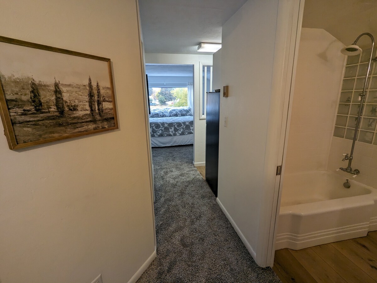 2 BR Suite - King bed, Kitchen, Free Breakfast