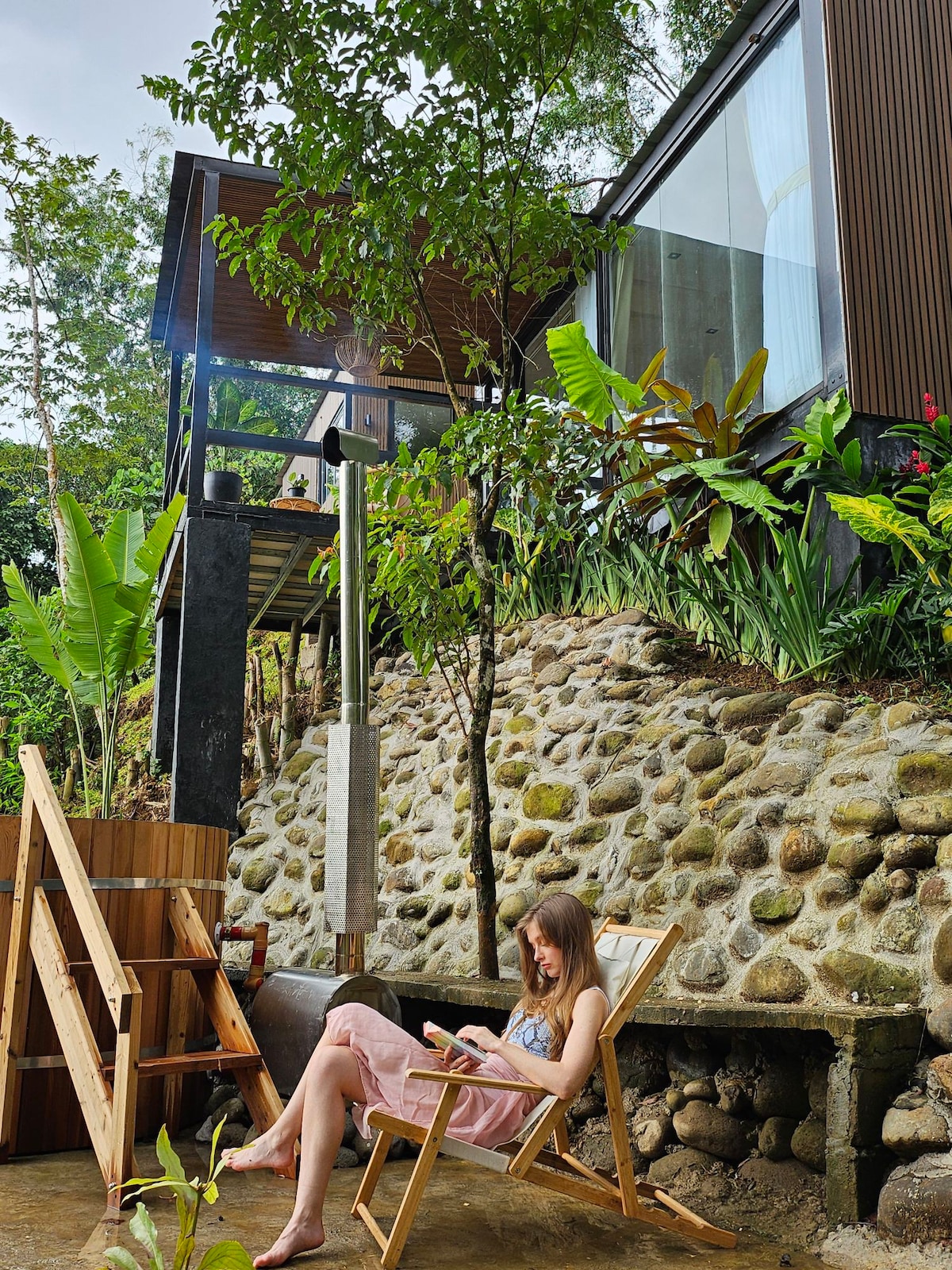 Riverside glass cabin in w/outdoor tub (loboc)