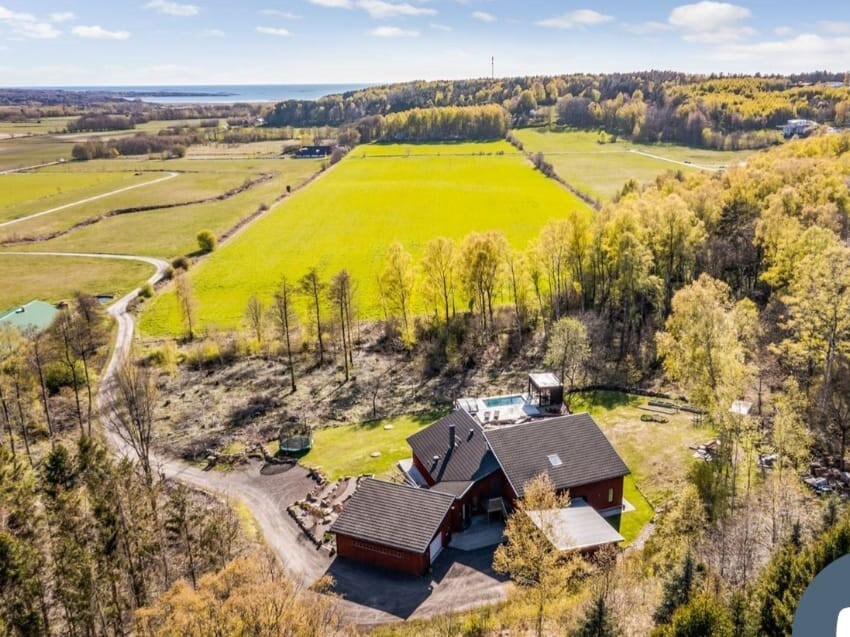 Lantlig och rofylld vistelse nära hav och skog