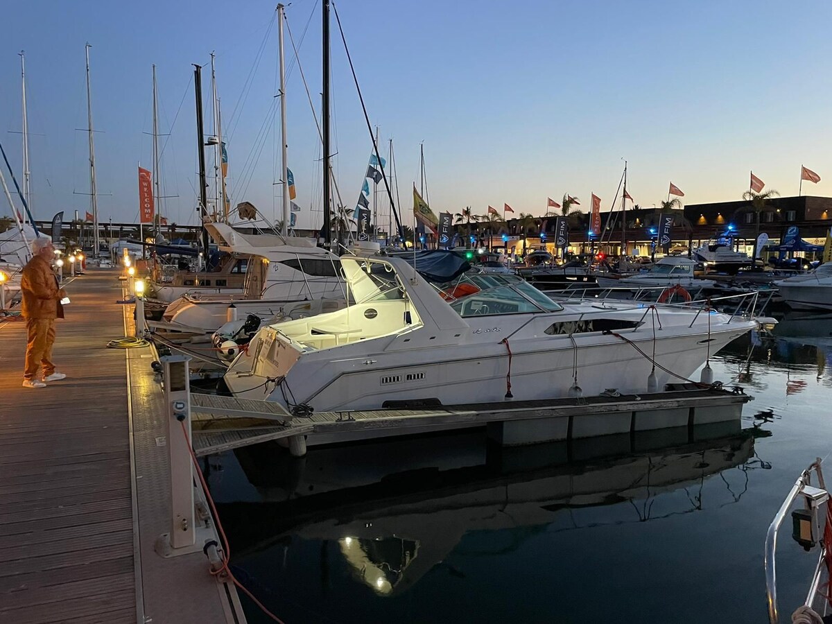 Louer un bateau à moteur de 12 m avec cabine