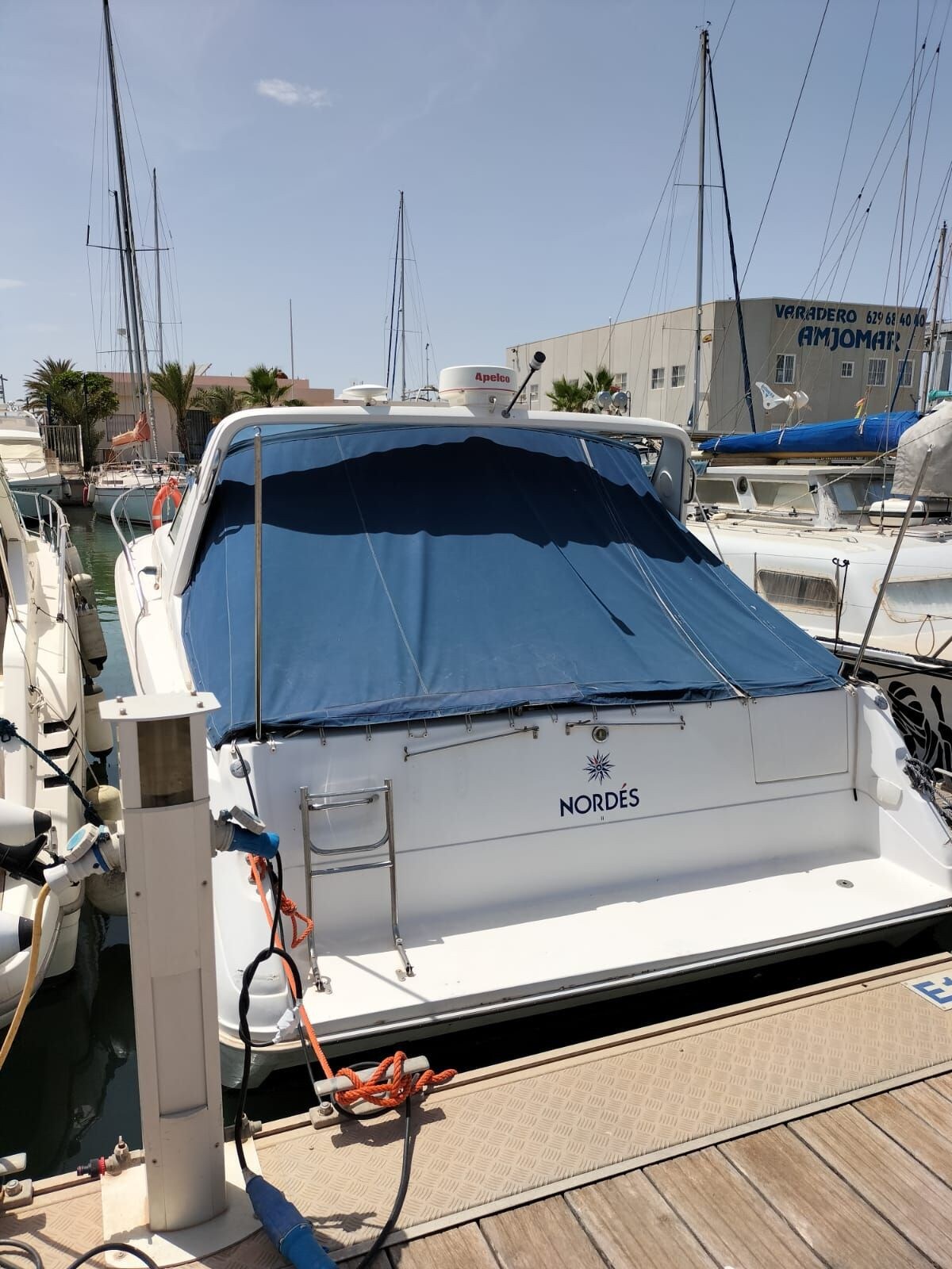 Louer un bateau à moteur de 12 m avec cabine