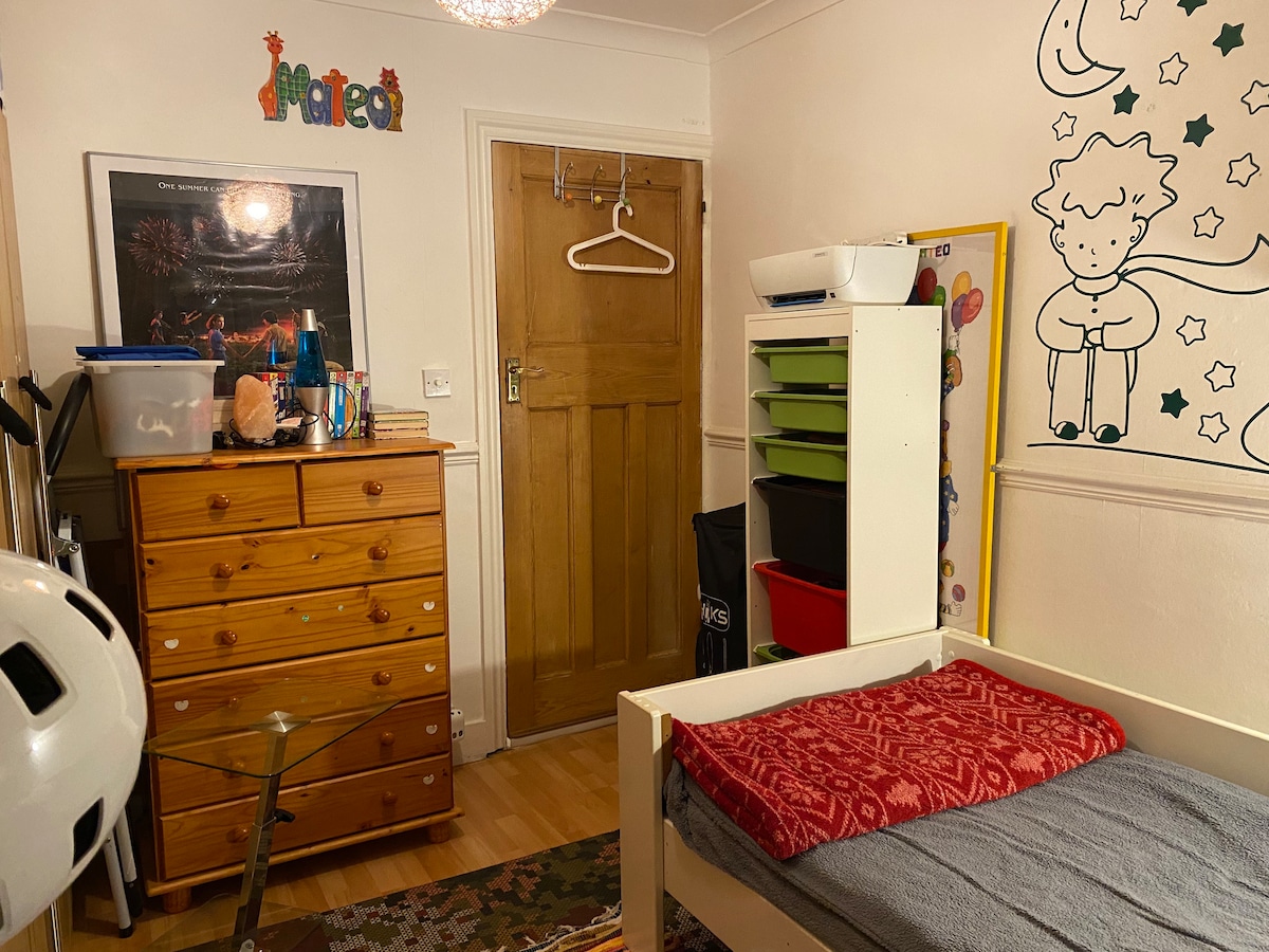 1 Single bedroom
Share flat with mum son and dog