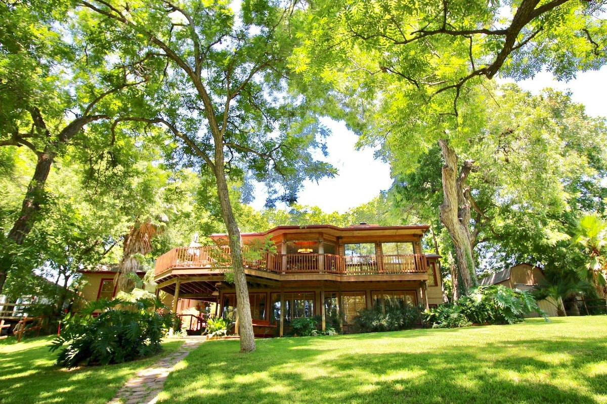 The River Haven - Sleeps 32 - on Guadalupe River