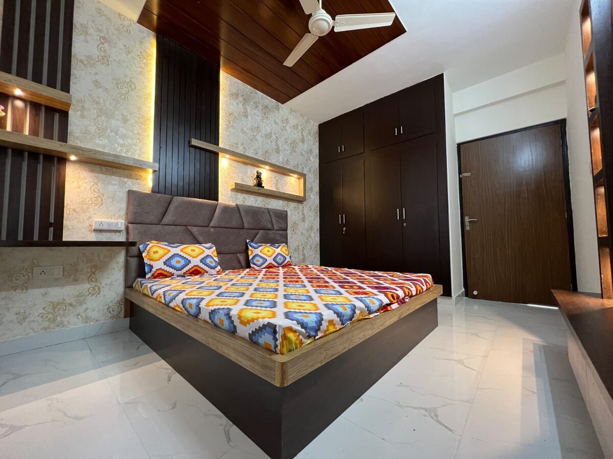 The Crown - Luxurious 3 Bhk Stay, Near Airport