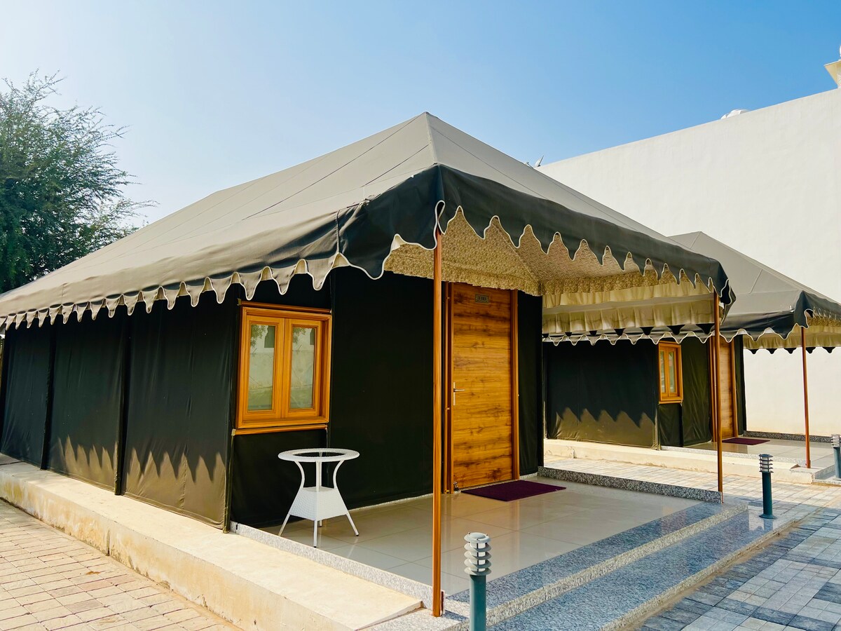 Vintage tent w Aravali views jpr