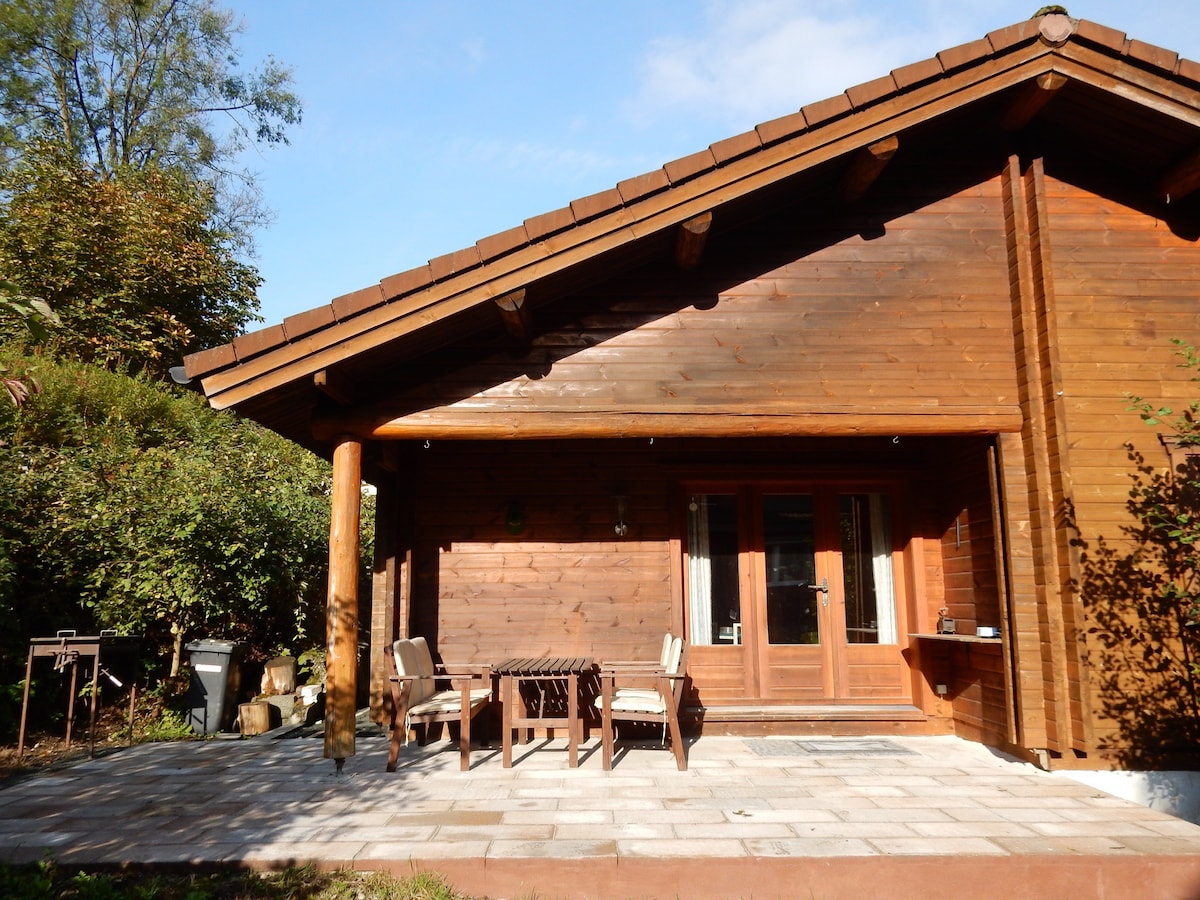 Urgemütliches gepflegtes Blockhaus im Naturgarten