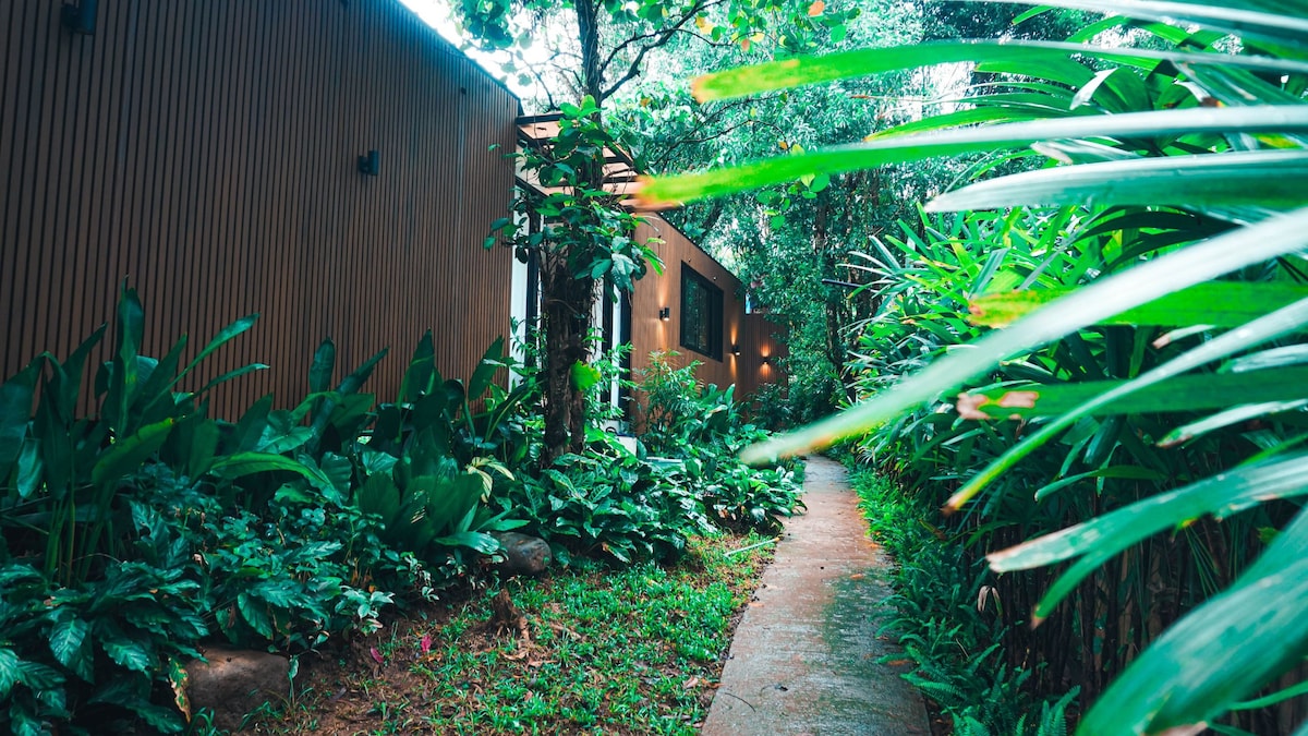 Cavinti的Riverside家庭小屋，配有室外浴缸