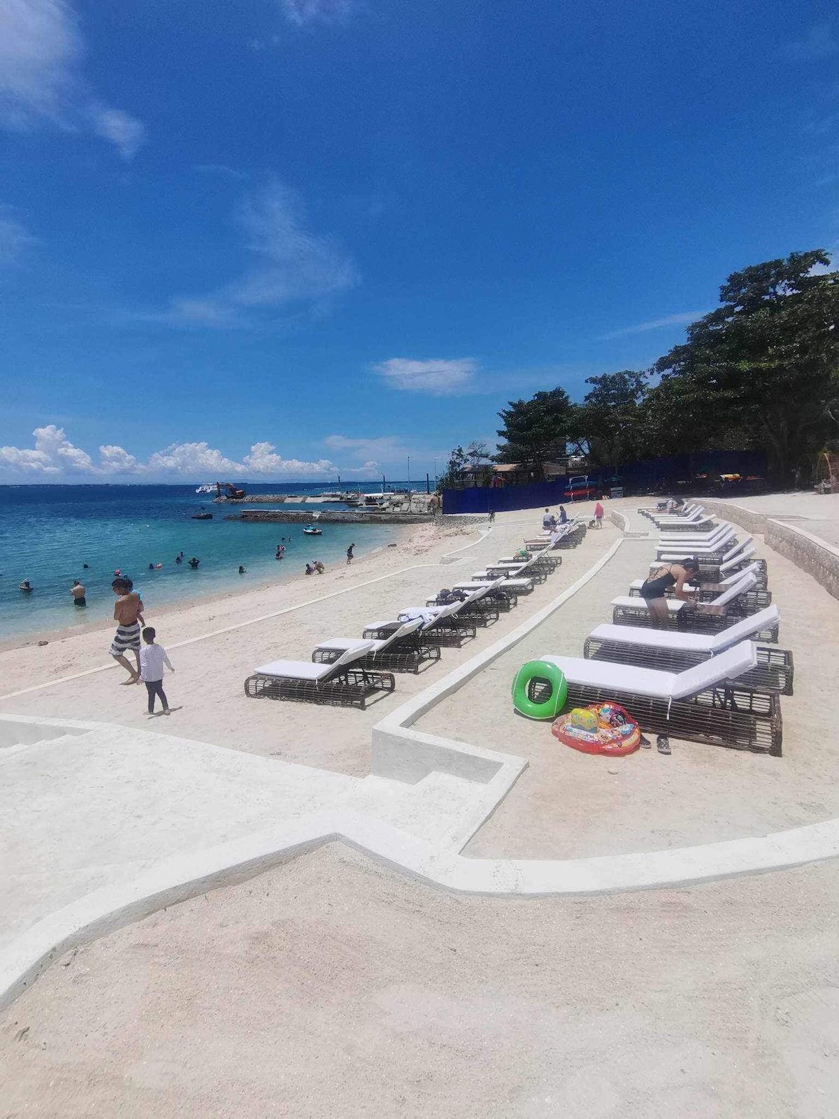 家庭和Barkada客房海景，免费游泳池、海滩和健身房