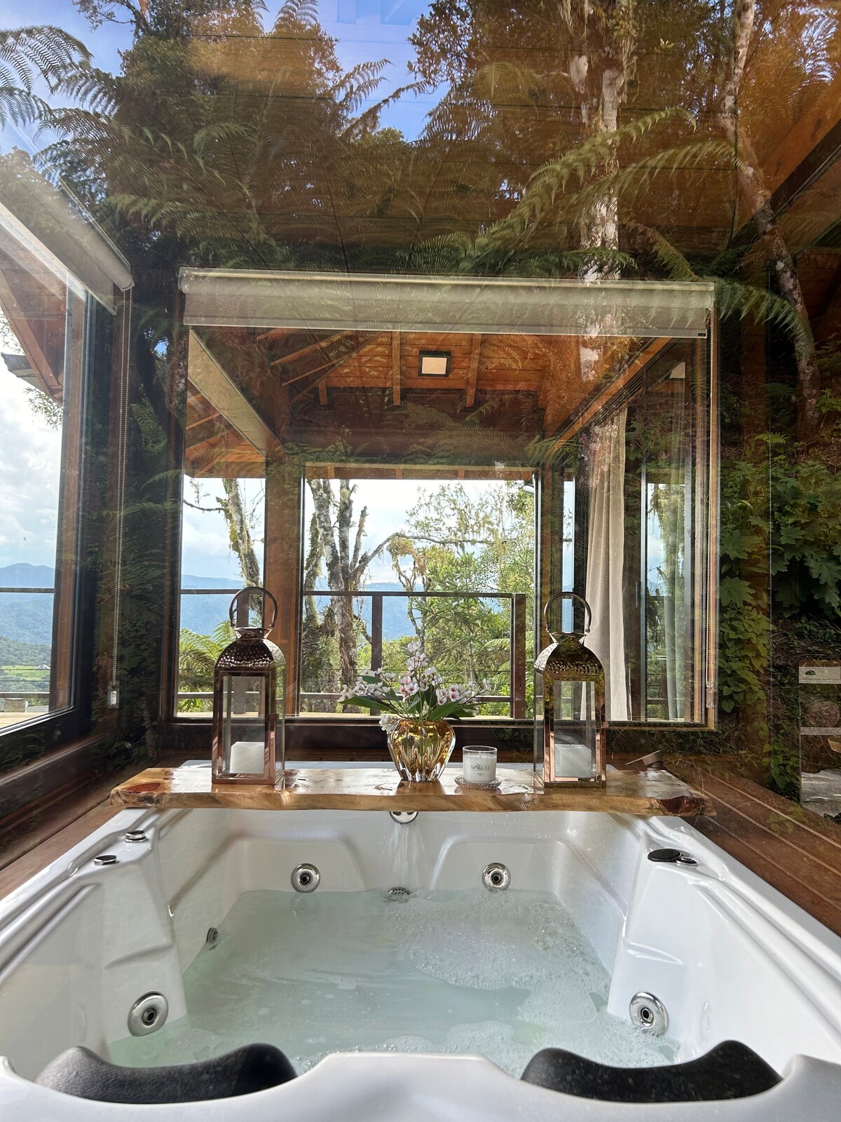 带按摩浴缸和山景的豪华小屋。