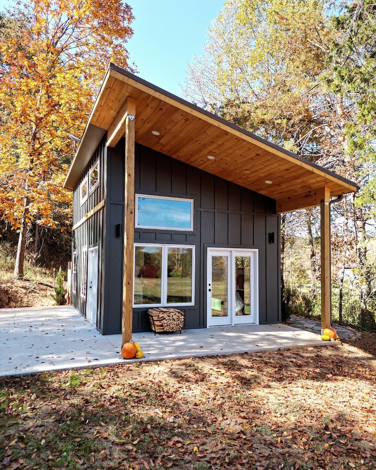 OFF-GRID•New•Modern•
Tiny Home•On Lake•20 acres