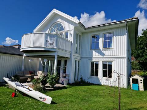 Sjønær familievennlig villa med sjøutsikt
