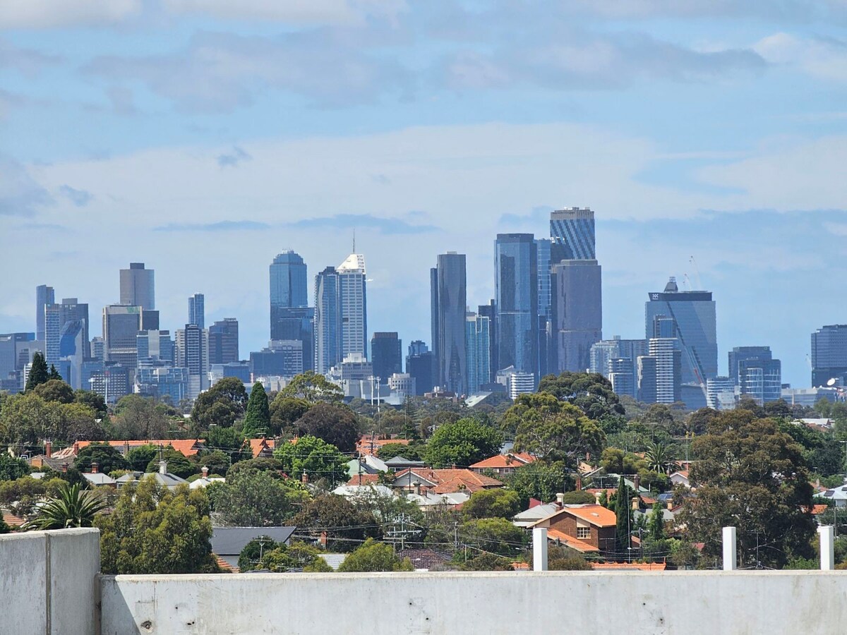 City views 20 mins from airport. Comfy Queen bed